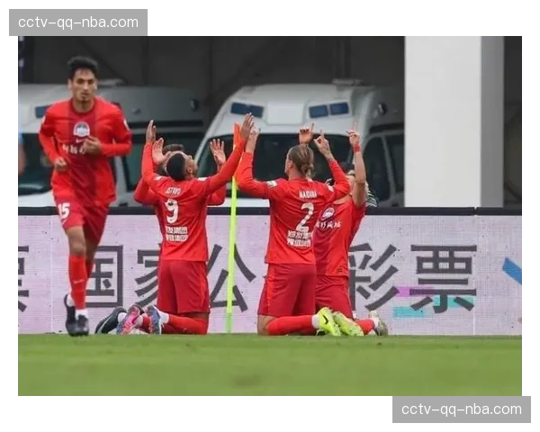 马亚九次解围三封堵射门 河南外援中卫防守坚如磐石 马亚九次解围三封堵射门 河南外援中卫防守坚如磐石